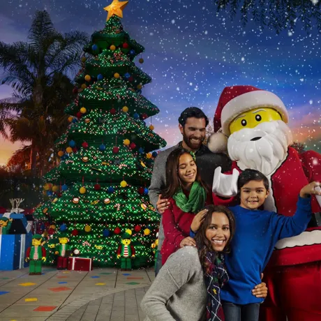 Guests with Minifigure Santa in front of LEGO tree at LEGOLAND California